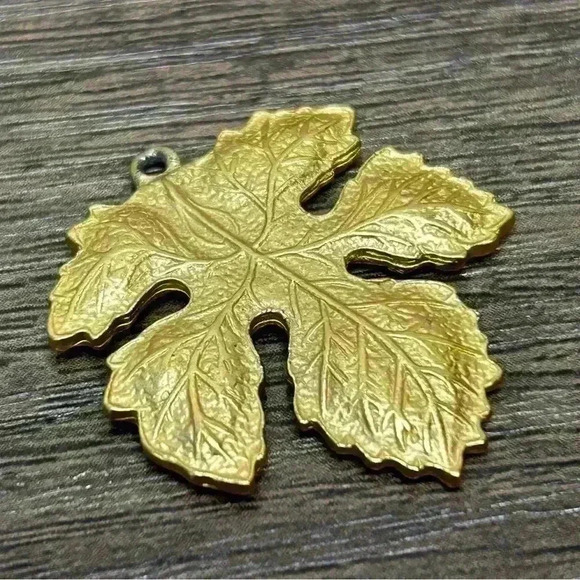 Vintage Gold Tone Maple Leaf Pendant - Picture 3 of 3